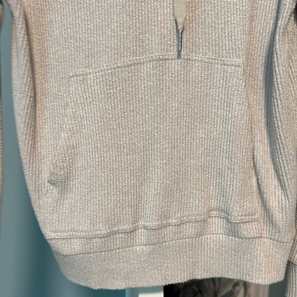 Cozy Cream Light Hooded Sweatshirt 🤍 - Picture 5 of 6